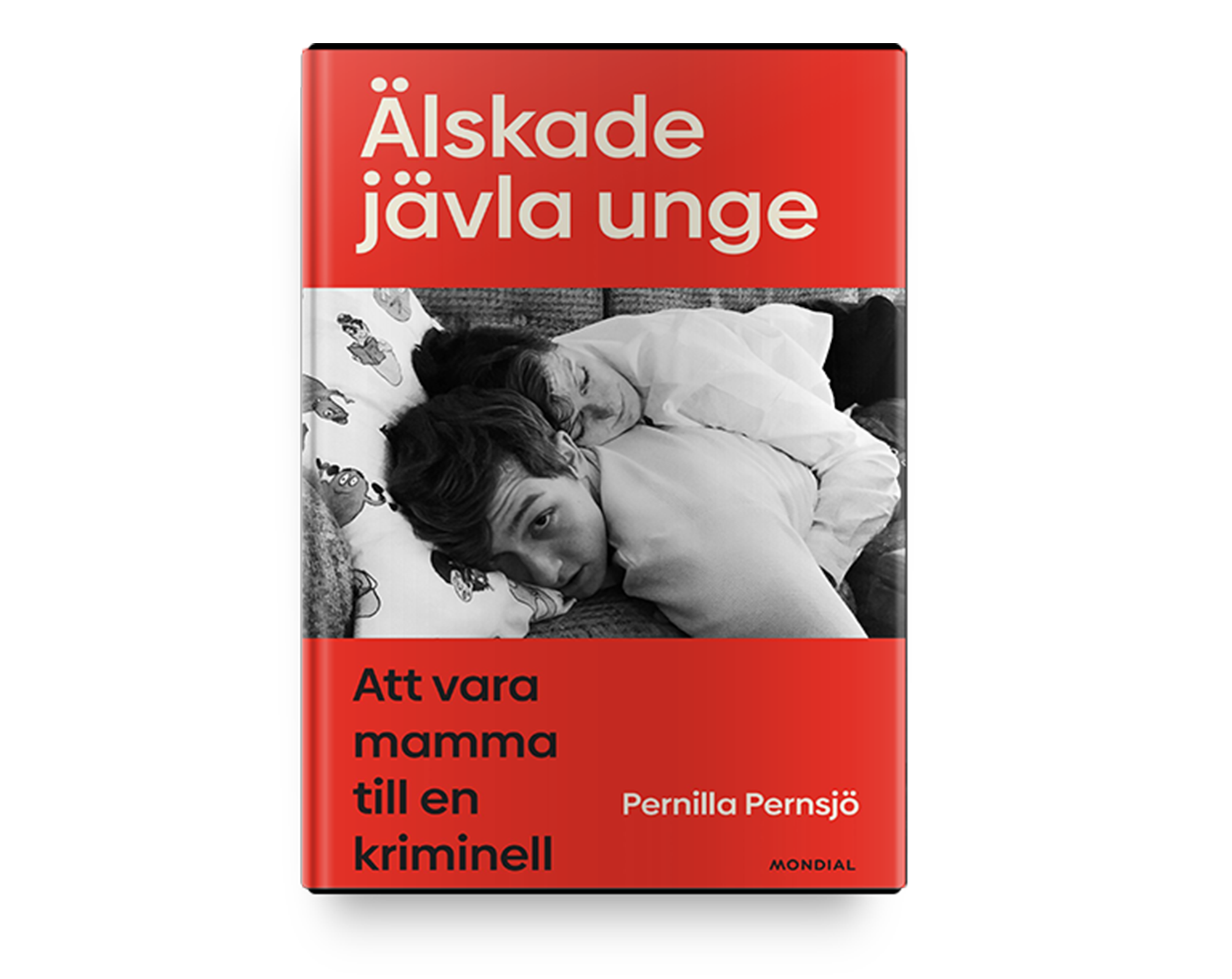 Bokomslag för 'Älskade jävla unge' av Pernilla Pernsjö, med en svartvit bild av en mamma och hennes son som ligger tillsammans på en soffa, och röd text som beskriver boken.